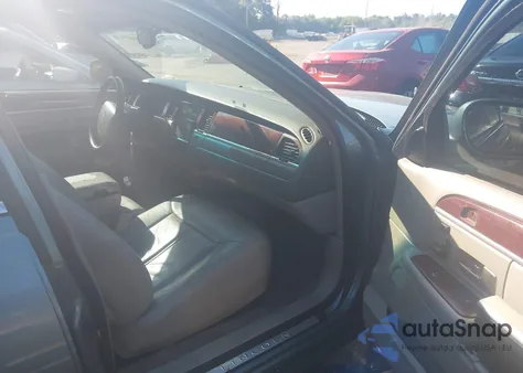 2005 Lincoln Town Car Signature Limited из США, поврежденный, VIN 1LNHM82W35Y651456